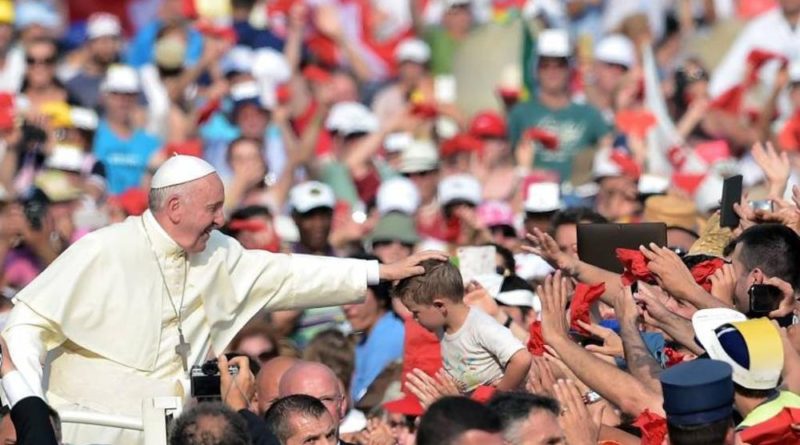 papa in mezzo alla gente