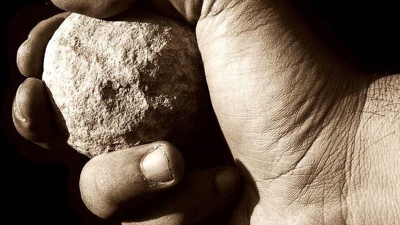 scagli la prima pietra